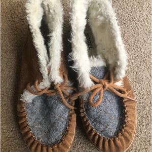 Sorel women’s 7 suede fur lined moccasin slipper shoes.  Like new.